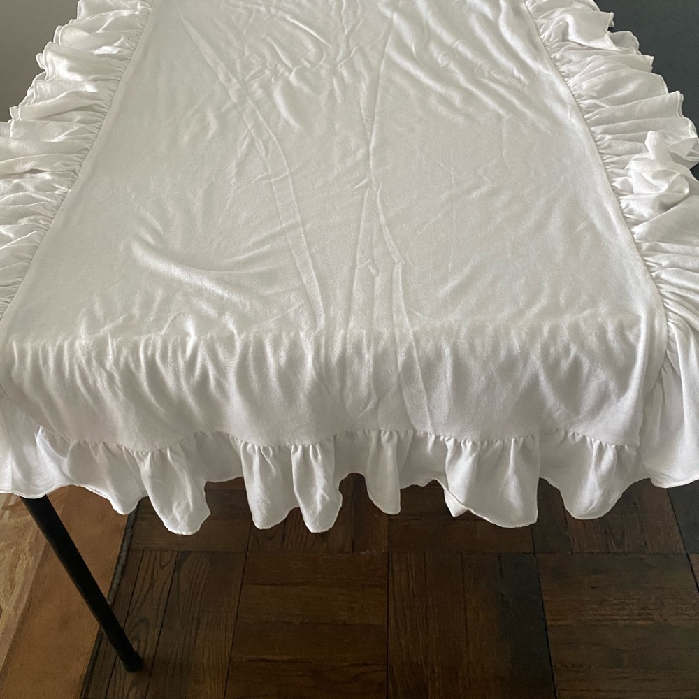 WHITE COTTON RUFFLED SHAWL